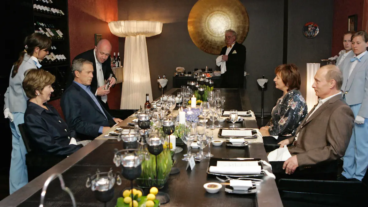 ST.PETERSBURG, RUSSIAN FEDERATION:  Russian President Vladimir Putin (R), his wife Ludmila (2ndR), US President George W. Bush (2ndL) and his wife Laura attend a dinner, 14 July 2006, in Strelna outside St. Petersburg. US and Russian negotiators sought 14 July to overcome lingering obstacles to a deal on Moscow's admission to the WTO that Russian officials are eager to announce at the weekend G8 summit.  AFP PHOTO/ DMITRY ASTAKHOV / G8 SUMMIT  (Photo credit should read DMITRY ASTAKHOV/AFP via Getty Images)