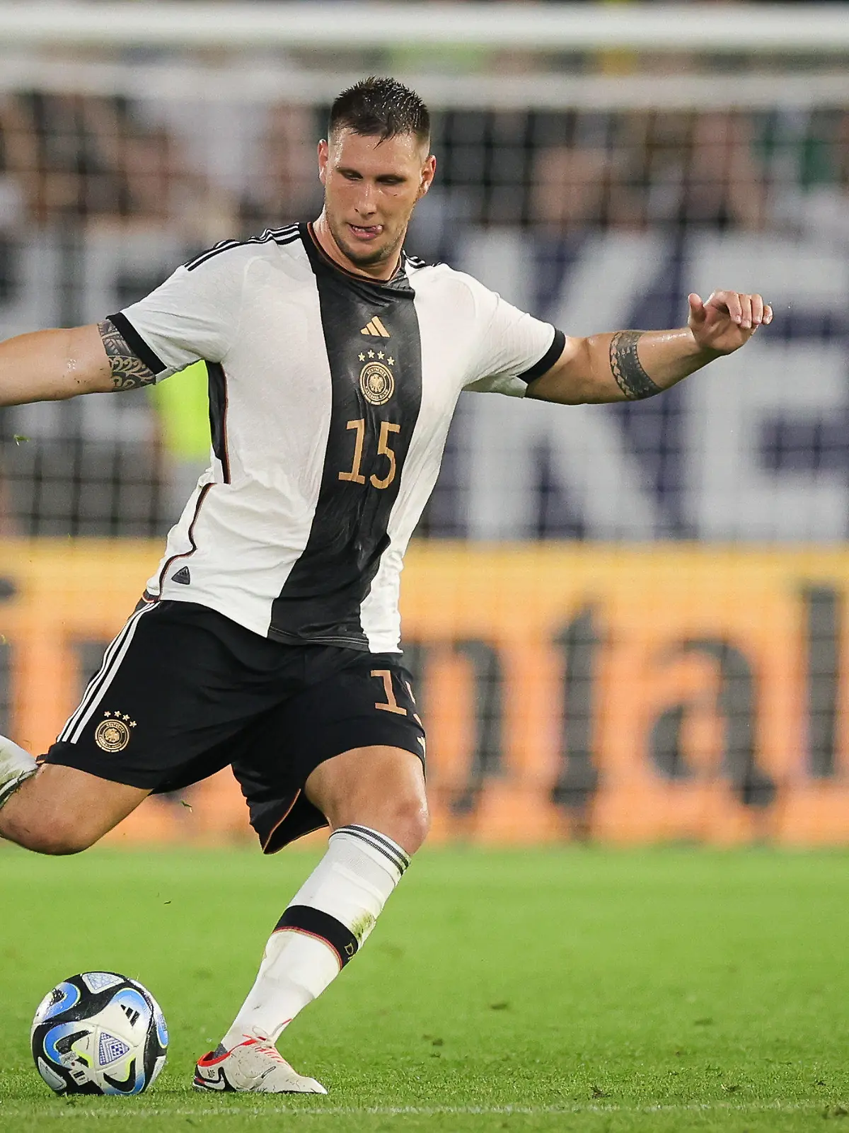 09.09.2023, Niedersachsen, Wolfsburg: Fußball: Länderspiele, Deutschland - Japan, Volkswagen Arena. Deutschlands Niklas Süle am Ball. (zu dpa: «Süle wegen Nachwuchs vorzeitig nach Dortmund gereist») Foto: Christian Charisius/dpa +++ dpa-Bildfunk +++