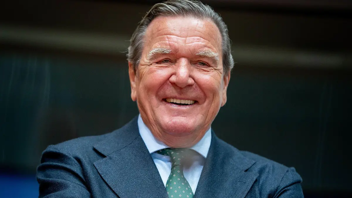 ARCHIV - 01.07.2020, Berlin: Gerhard Schröder (SPD), ehemaliger Bundeskanzler, wartet auf den Beginn der Anhörung im Wirtschaftsausschuss des Bundestags zum Pipeline-Projekt Nord Stream 2 im Sitzungssaal. Der frühere Bundeskanzler darf trotz seiner engen Verbindungen zu Russland nun endgültig in der SPD bleiben. Die Anträge auf Berufung gegen eine entsprechende Entscheidung der SPD-Schiedskommission in Hannover wurden von der Bundesschiedskommission in letzter Instanz als unzulässig zurückgewiesen. Das geht aus einem Schreiben des Gremiums an die Antragsteller hervor, das der Deutschen Presse-Agentur vorliegt. Foto: Kay Nietfeld/dpa +++ dpa-Bildfunk +++