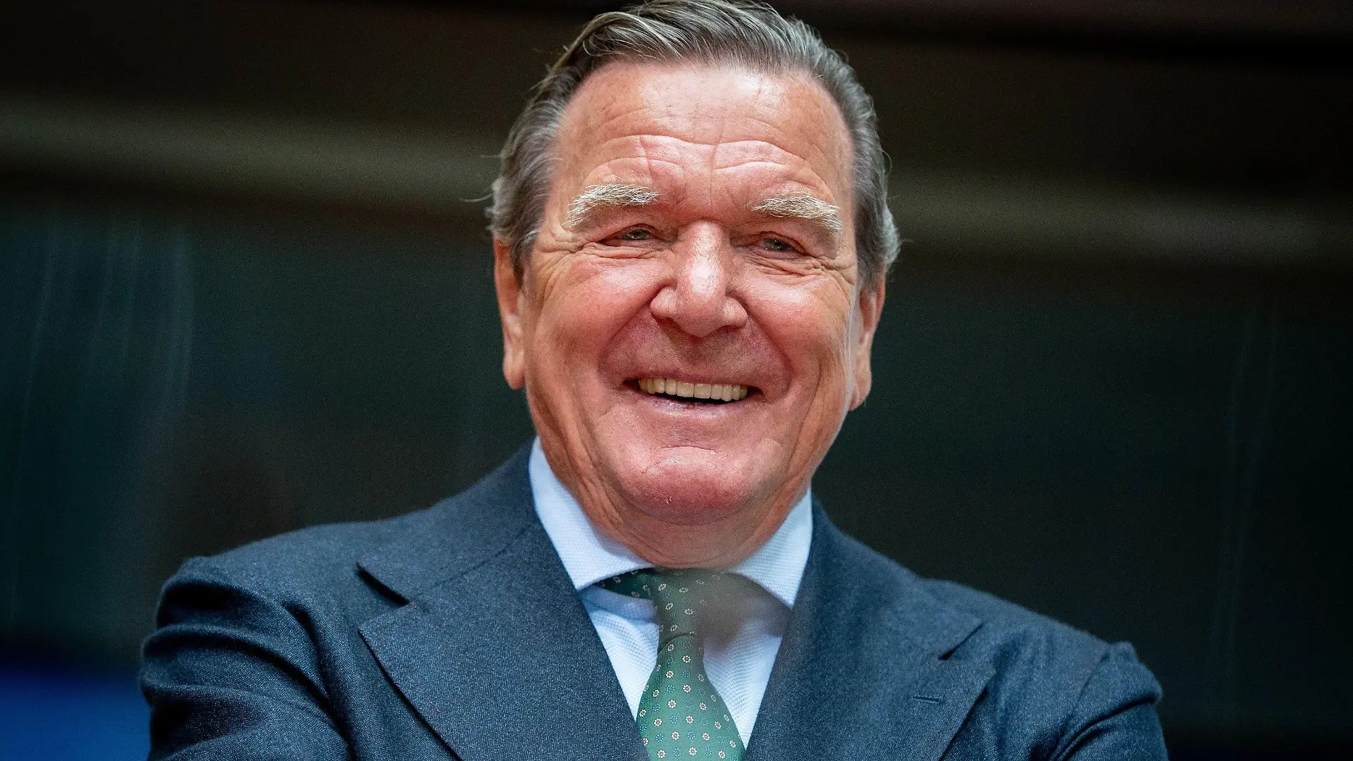 ARCHIV - 01.07.2020, Berlin: Gerhard Schröder (SPD), ehemaliger Bundeskanzler, wartet auf den Beginn der Anhörung im Wirtschaftsausschuss des Bundestags zum Pipeline-Projekt Nord Stream 2 im Sitzungssaal. Der frühere Bundeskanzler darf trotz seiner engen Verbindungen zu Russland nun endgültig in der SPD bleiben. Die Anträge auf Berufung gegen eine entsprechende Entscheidung der SPD-Schiedskommission in Hannover wurden von der Bundesschiedskommission in letzter Instanz als unzulässig zurückgewiesen. Das geht aus einem Schreiben des Gremiums an die Antragsteller hervor, das der Deutschen Presse-Agentur vorliegt. Foto: Kay Nietfeld/dpa +++ dpa-Bildfunk +++