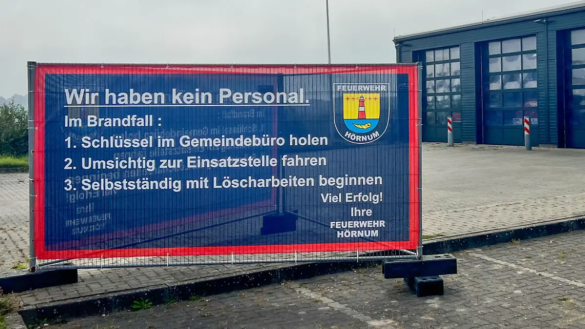 Ein Plakat, auf dem die Feuerwehr ankündigt, aus Personalnot nicht mehr zu Einsätzen zu fahren.