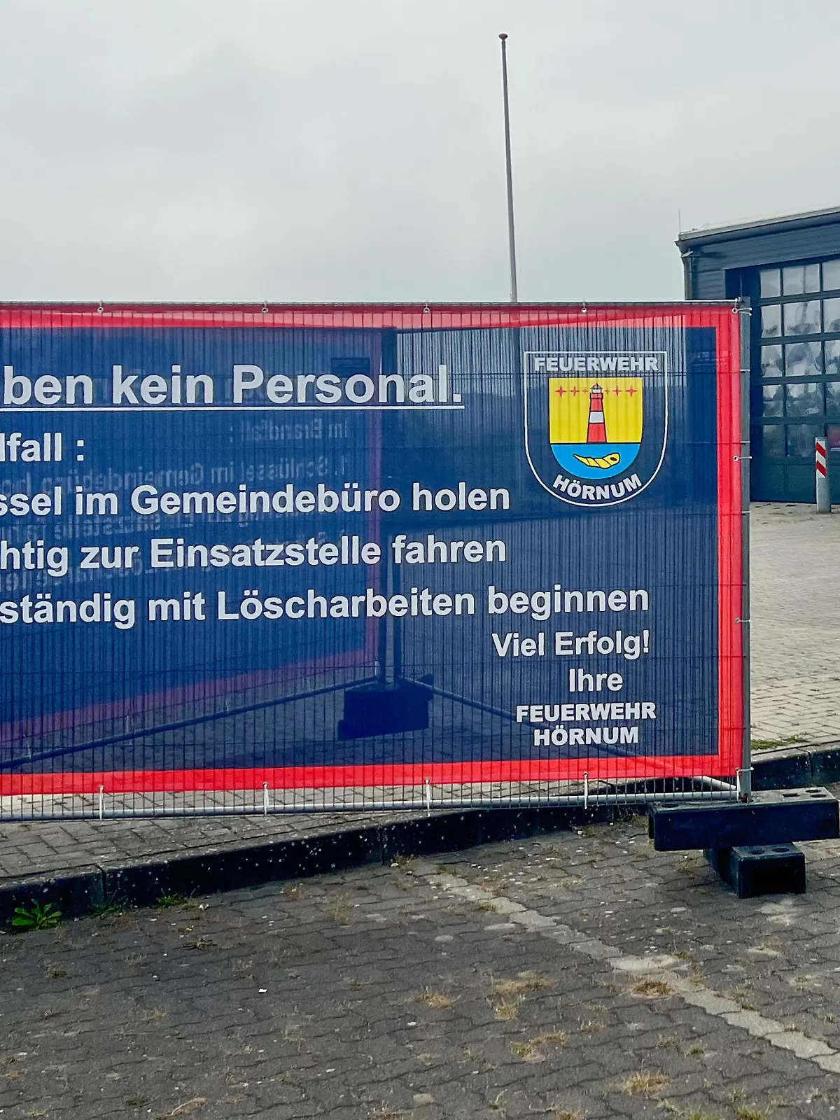 Ein Plakat, auf dem die Feuerwehr ankündigt, aus Personalnot nicht mehr zu Einsätzen zu fahren.