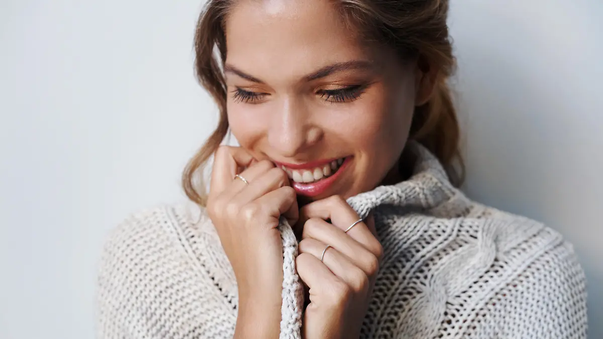 Cropped shot of beautiful young woman wearing a sweater indoorshttp://195.154.178.81/DATA/i_collage/pu/shoots/805301.jpg