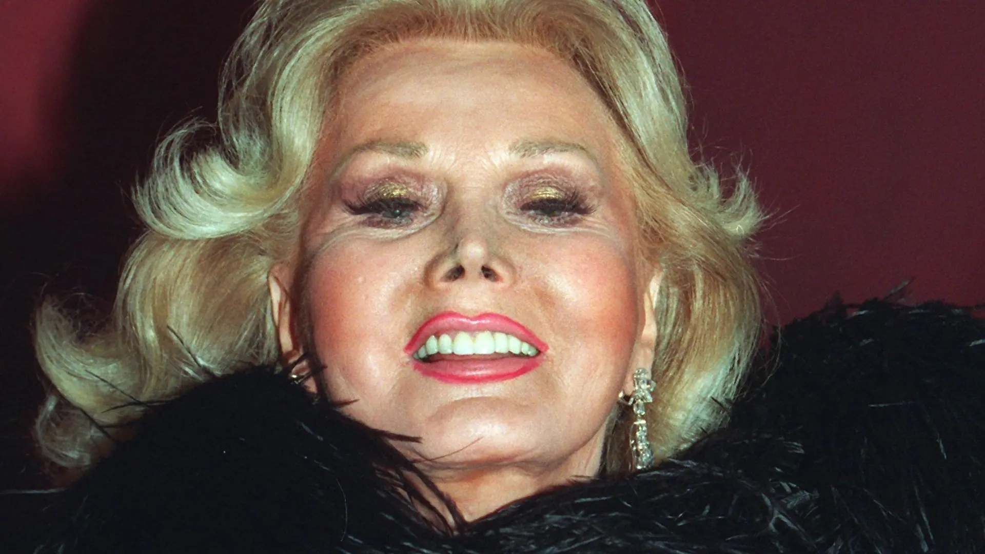 ARCHIV - Diva Zsa Zsa Gabor, fotografiert im Jahre 1994. Zsa Zsa Gabor bleibt weiter im Krankenhaus. Die Hollywood-Diva musste am Freitag (13.08.2010) wegen eines Blutgerinnsels erneut operiert werden. «Sie ist in stabiler Verfassung», teilte ein Sprecher der Schauspielerin der Nachrichtenagentur dpa in der Nacht zum Samstag mit. Sie werde voraussichtlich noch bis Mitte nächster Woche im Krankenhaus bleiben. Foto: Istvan Bajzat +++(c) dpa - Bildfunk+++