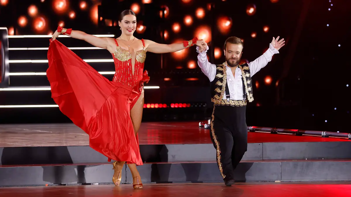 Tänzerin Renata Lusin und Leichtathlet Mathias Mester bei der Tanzshow 'Let's Dance: DIE LIVE-TOUR 2022 - Das Original - Live. Mitreißend. Unvergesslich.' in der Lanxess-Arena. Köln, 06.11.2022