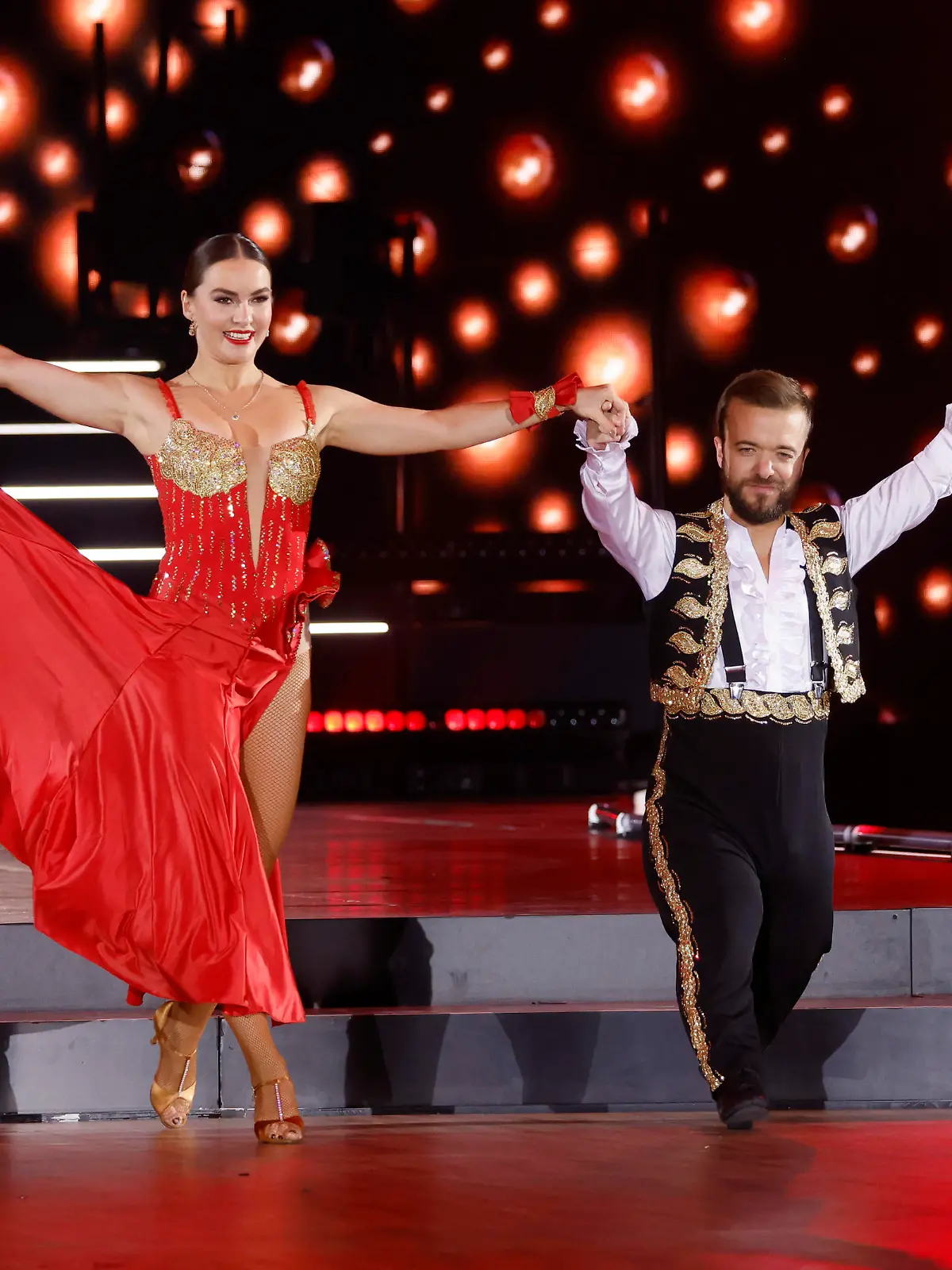 Tänzerin Renata Lusin und Leichtathlet Mathias Mester bei der Tanzshow 'Let's Dance: DIE LIVE-TOUR 2022 - Das Original - Live. Mitreißend. Unvergesslich.' in der Lanxess-Arena. Köln, 06.11.2022