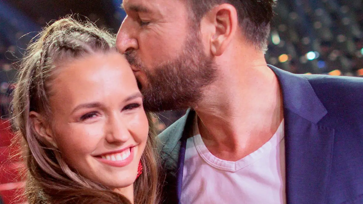 ARCHIV - 22.02.2020, Nordrhein-Westfalen, Köln: Laura Müller, TV-Persönlichkeit, und Michael Wendler, Sänger, stehen nach der RTL-Tanzshow "Let's Dance" im Coloneum zusammen. (zu dpa "Der Wendler mal wieder: Jetzt kommt ein Podcast") Foto: Rolf Vennenbernd/dpa +++ dpa-Bildfunk +++