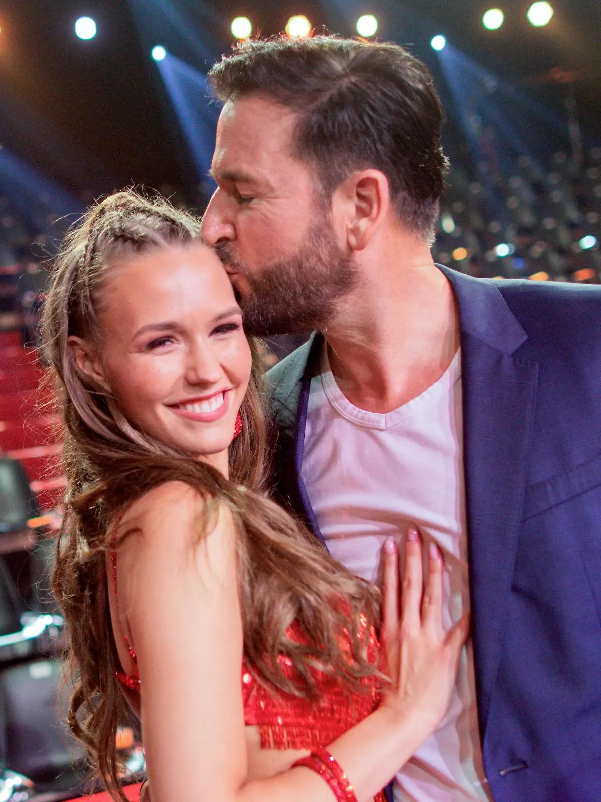 ARCHIV - 22.02.2020, Nordrhein-Westfalen, Köln: Laura Müller, TV-Persönlichkeit, und Michael Wendler, Sänger, stehen nach der RTL-Tanzshow "Let's Dance" im Coloneum zusammen. (zu dpa "Der Wendler mal wieder: Jetzt kommt ein Podcast") Foto: Rolf Vennenbernd/dpa +++ dpa-Bildfunk +++