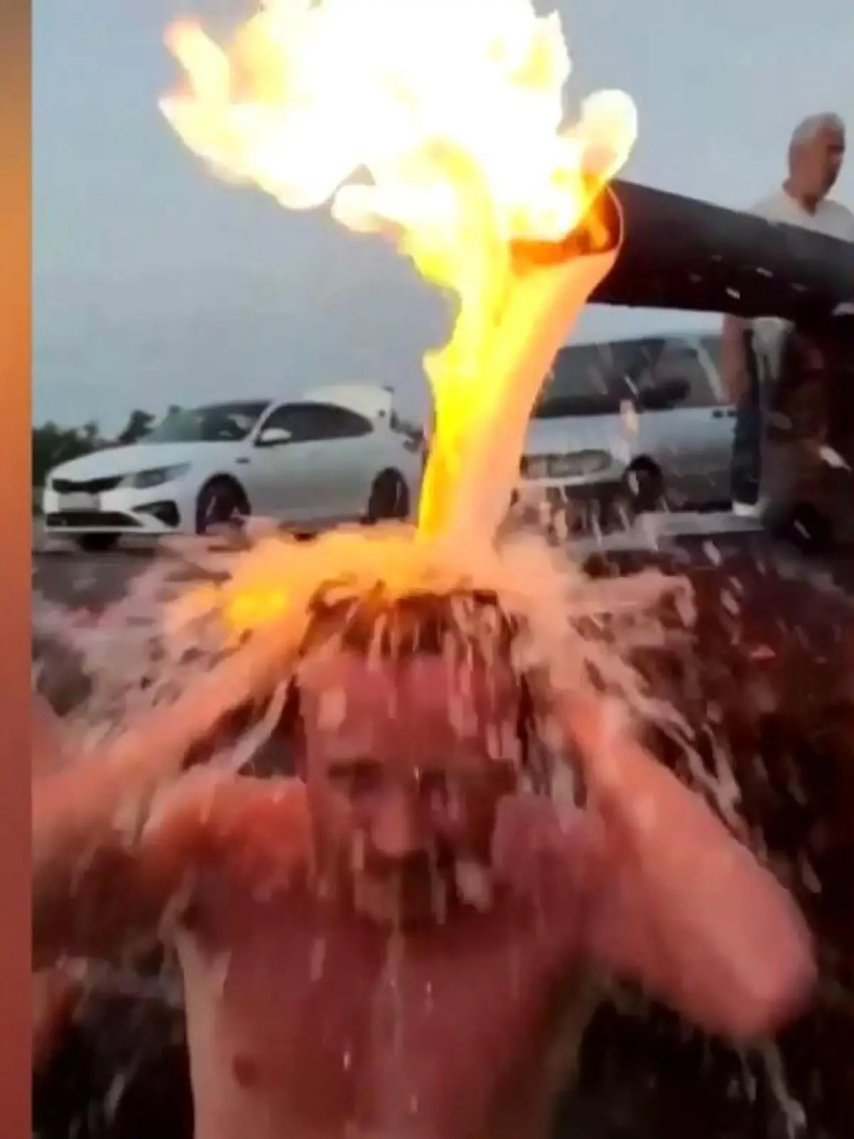 In einem Thermalbrunnen nimmt dieser Mann eine wirklich feurige Dusche. Auch wenn das Wasser eigentlich aus dem Rohr kommt -  es wirkt so, als würde dieser Kerl im Feuer baden.
