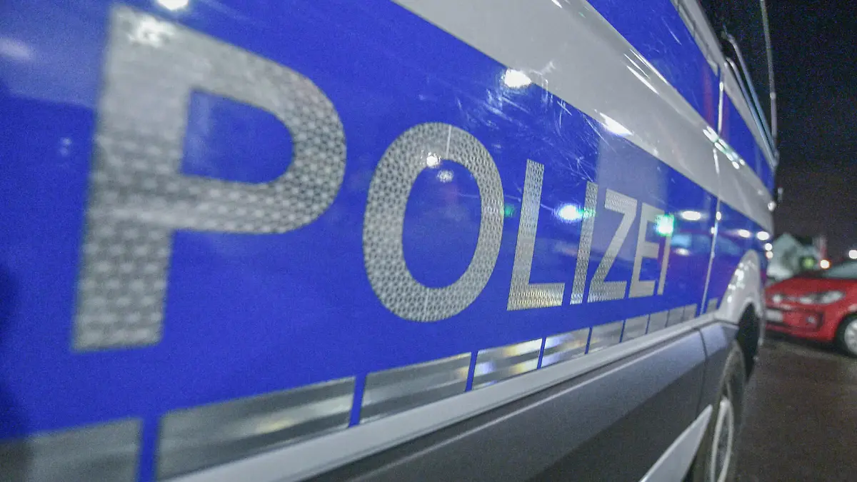 Polizei kontrolliert Einhaltung der Corona-Schutz-Verordnung, 18.12.2020, Baden-Württemberg, Schwäbisch Gmünd: Ein Polizist des Polizeipräsidiums Einsatz in Göppingen kontrolliert ein Fahrzeug auf der Lorcher Straße bei einer Kontrolle von Autofahrern. In Baden-Württemberg gilt seit vorheriger Woche wegen hoher Corona-Infektionswerte eine nächtliche Ausgangsbeschränkung. Die Polizei kündigte strenge Kontrollen an. Schwäbisch Gmünd Baden-Württemberg Deutschland Schwäbisch Gmünd *** Police checks compliance with the Corona Protection Ordinance, 18 12 2020, Baden Württemberg, Schwäbisch Gmünd A police officer of the police headquarters deployment in Göppingen checks a vehicle on Lorcher Straße during a check of motorists In Bade Copyright: x xonw-images/MariusxBullingx