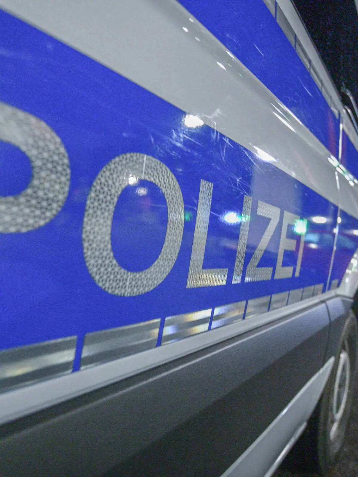  Polizei kontrolliert Einhaltung der Corona-Schutz-Verordnung, 18.12.2020, Baden-Württemberg, Schwäbisch Gmünd: Ein Polizist des Polizeipräsidiums Einsatz in Göppingen kontrolliert ein Fahrzeug auf der Lorcher Straße bei einer Kontrolle von Autofahrern. In Baden-Württemberg gilt seit vorheriger Woche wegen hoher Corona-Infektionswerte eine nächtliche Ausgangsbeschränkung. Die Polizei kündigte strenge Kontrollen an. Schwäbisch Gmünd Baden-Württemberg Deutschland Schwäbisch Gmünd *** Police checks compliance with the Corona Protection Ordinance, 18 12 2020, Baden Württemberg, Schwäbisch Gmünd A police officer of the police headquarters deployment in Göppingen checks a vehicle on Lorcher Straße during a check of motorists In Bade Copyright: x xonw-images/MariusxBullingx