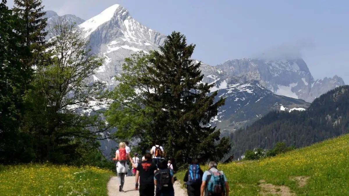 Wanderer gehen am Eckbauer im Wettersteingebirge