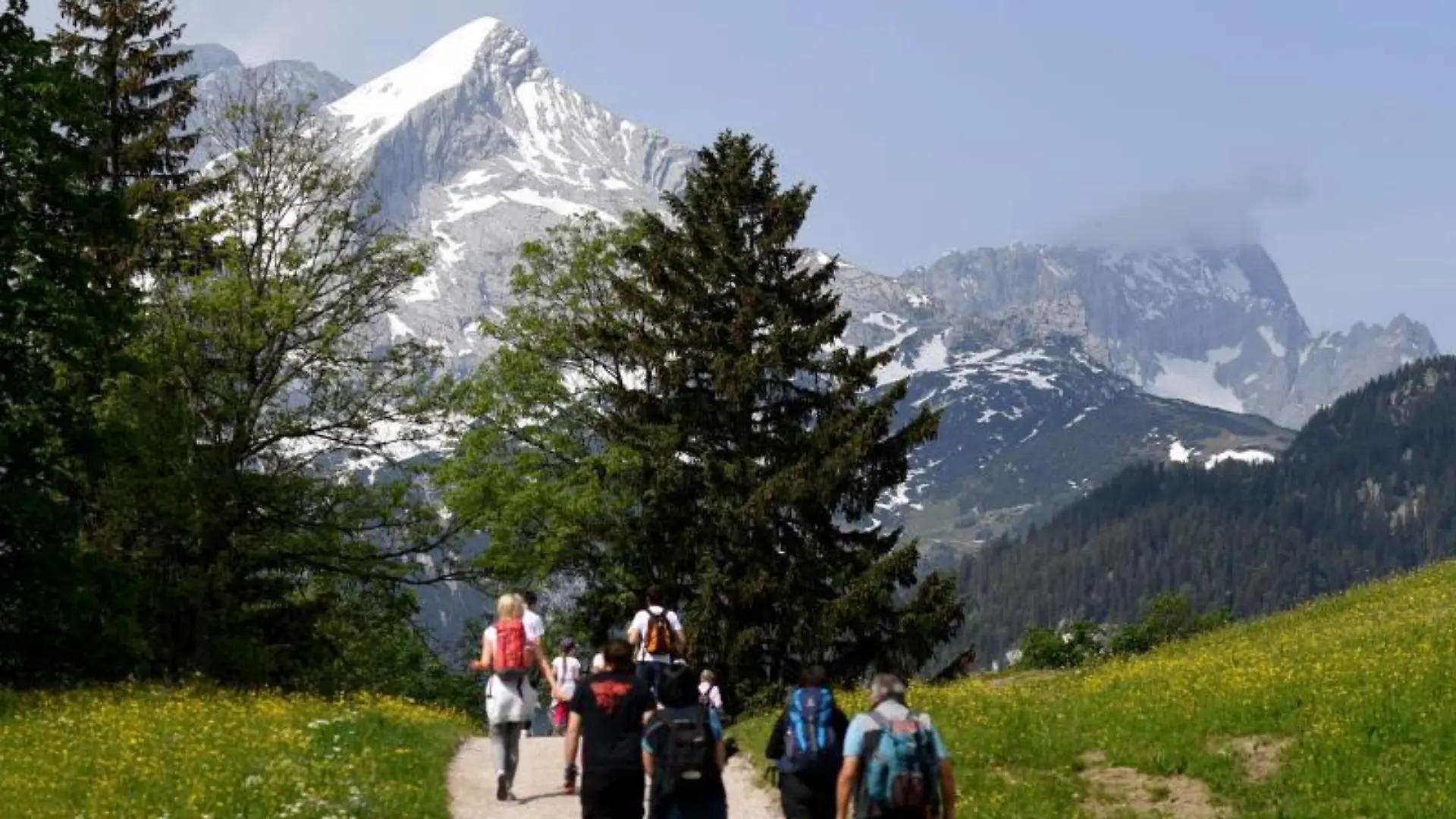 Wanderer gehen am Eckbauer im Wettersteingebirge