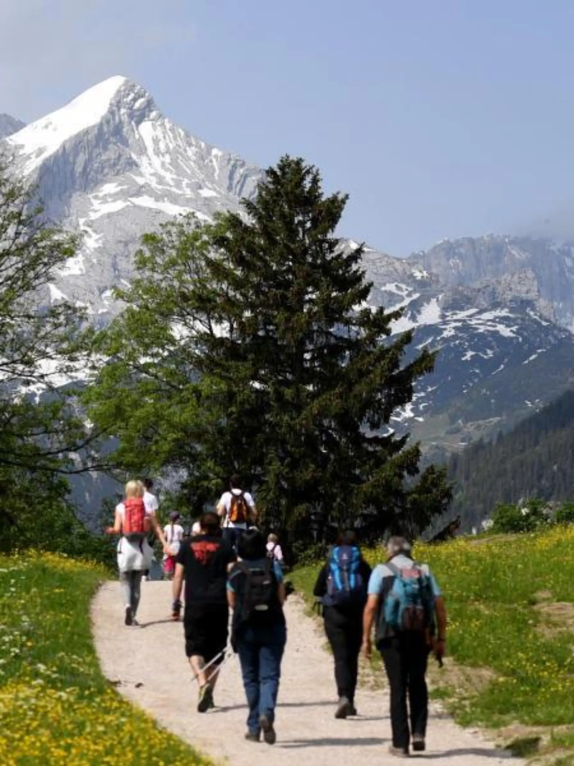 Wanderer gehen am Eckbauer im Wettersteingebirge