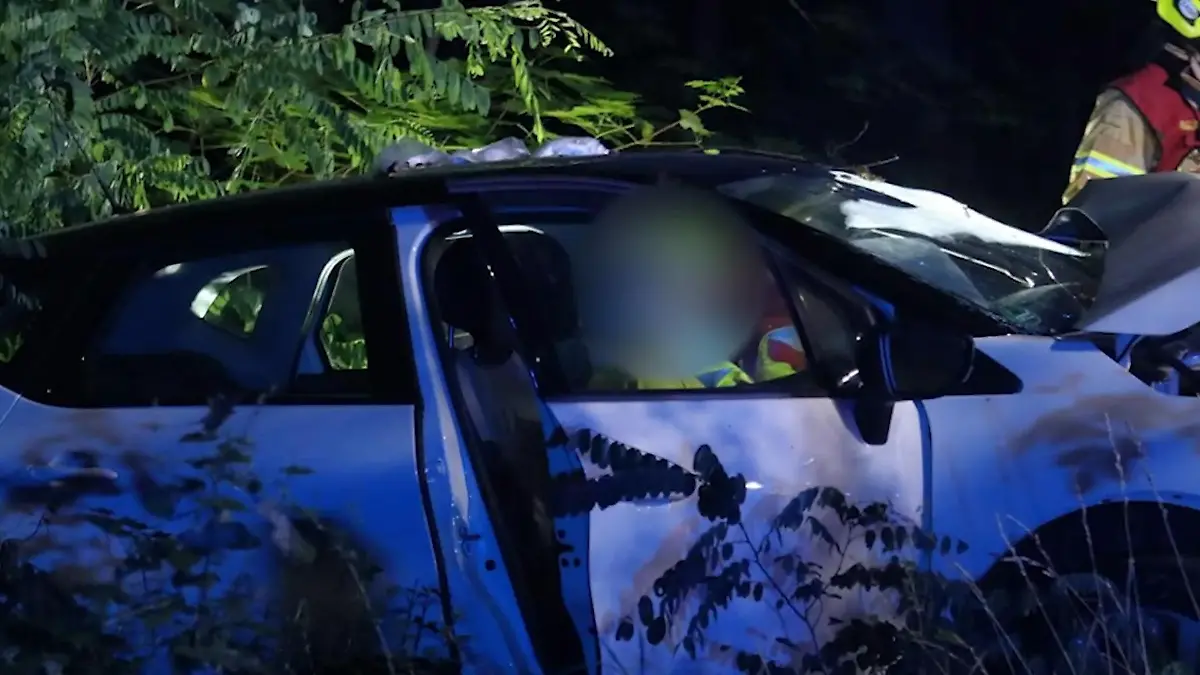 Helfer hält sterbendem Unfallopfer die Hand In seinen letzten Sekunden nicht allein