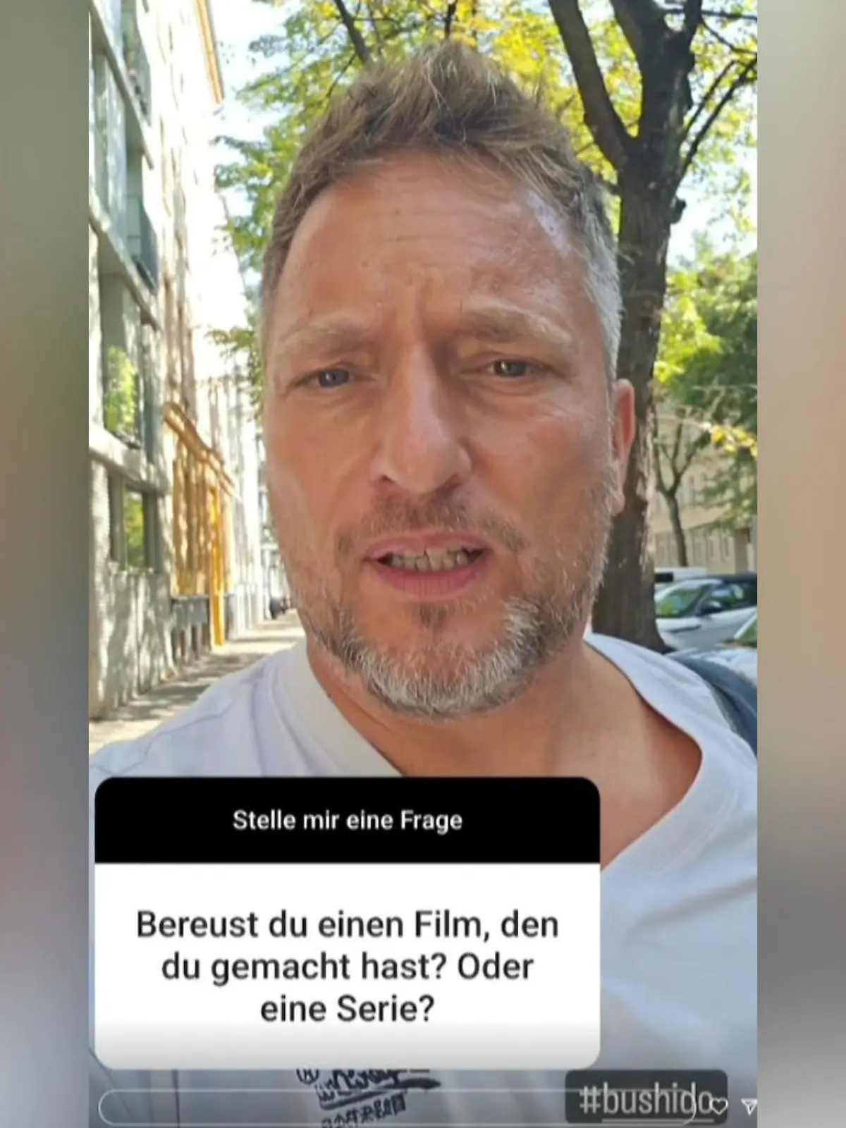 GZSZ-Schauspieler Lars Pape steht seinen Instagram-Fans Rede und Antwort.