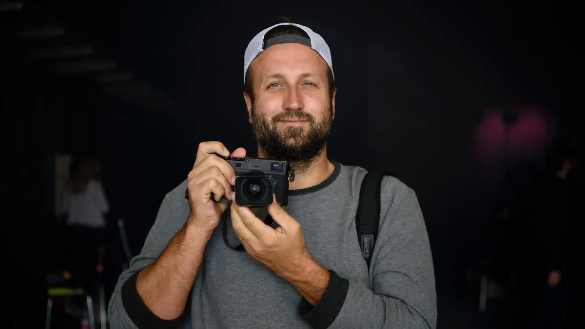 Der Fotograf Paul Ripke schaut am 28.03.2017 in Potsdam(Brandenburg) für ein Portrait in die Kamera. In der Hand hält er seine Kamera der deutschen Marke Leica. Foto: Gregor Fischer/dpa