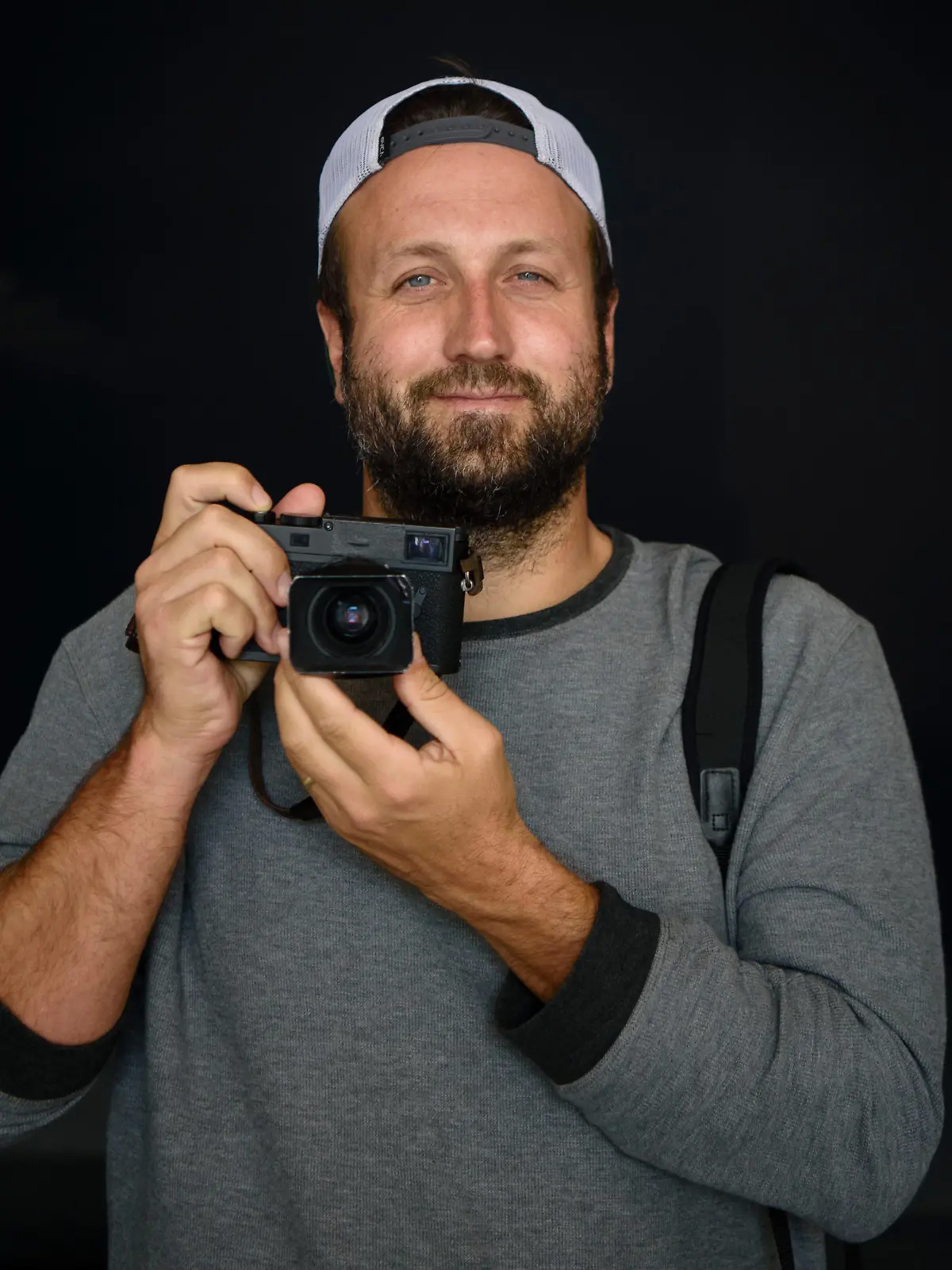 Der Fotograf Paul Ripke schaut am 28.03.2017 in Potsdam(Brandenburg) für ein Portrait in die Kamera. In der Hand hält er seine Kamera der deutschen Marke Leica. Foto: Gregor Fischer/dpa