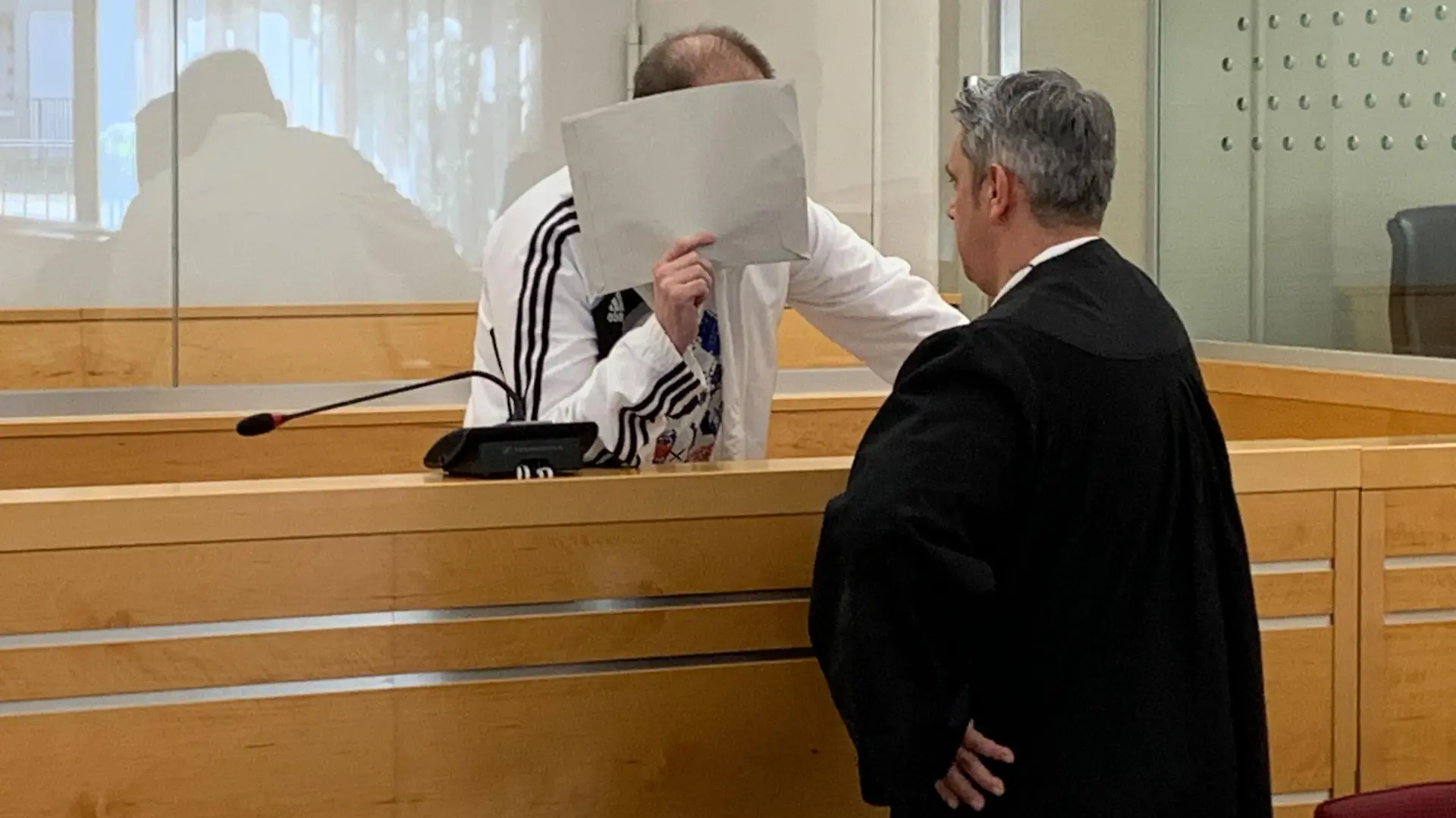 Der in erster Instanz verurteilte Robert E. bespricht sich mit seinem Verteidiger.