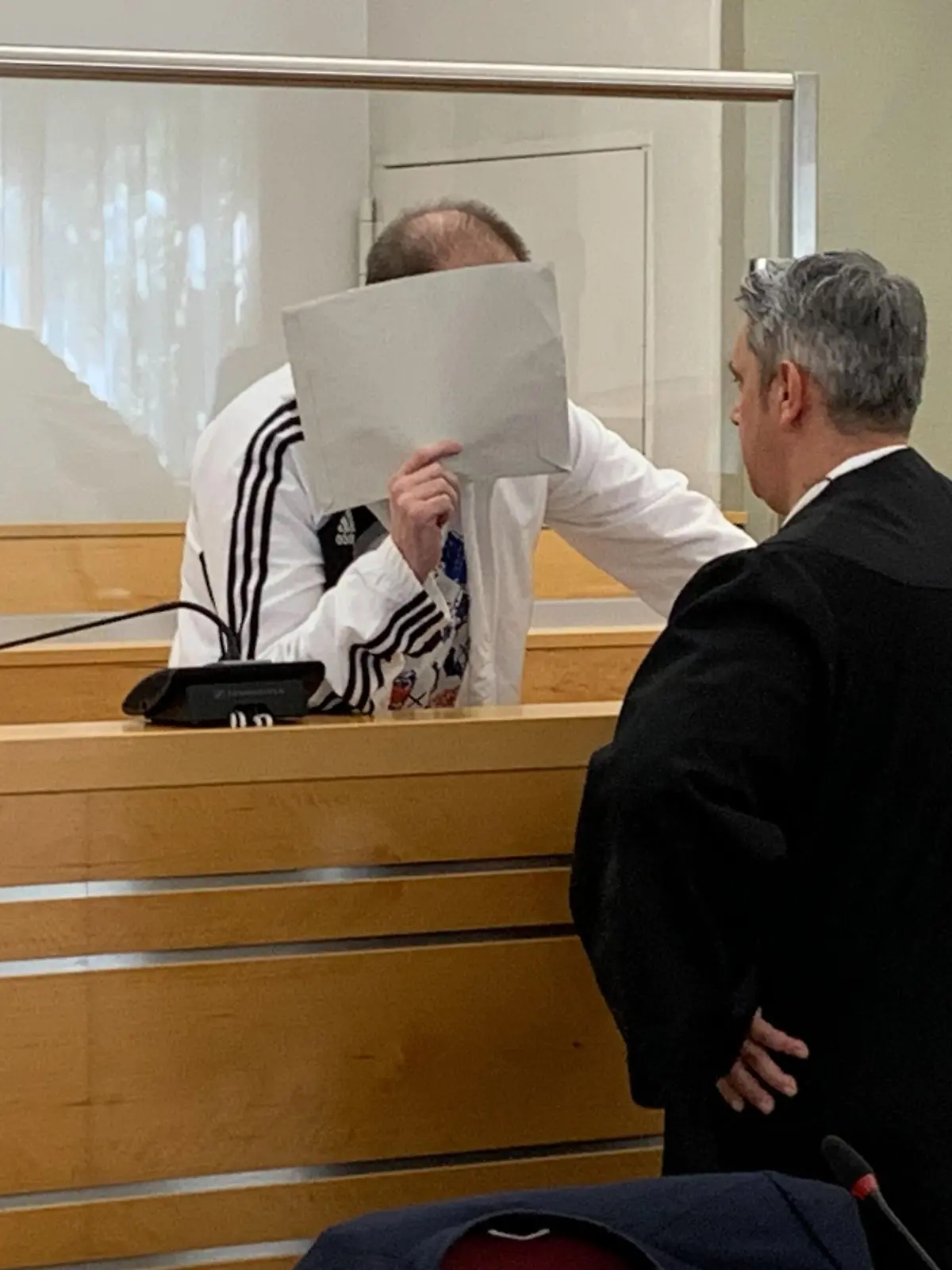 Der in erster Instanz verurteilte Robert E. bespricht sich mit seinem Verteidiger.