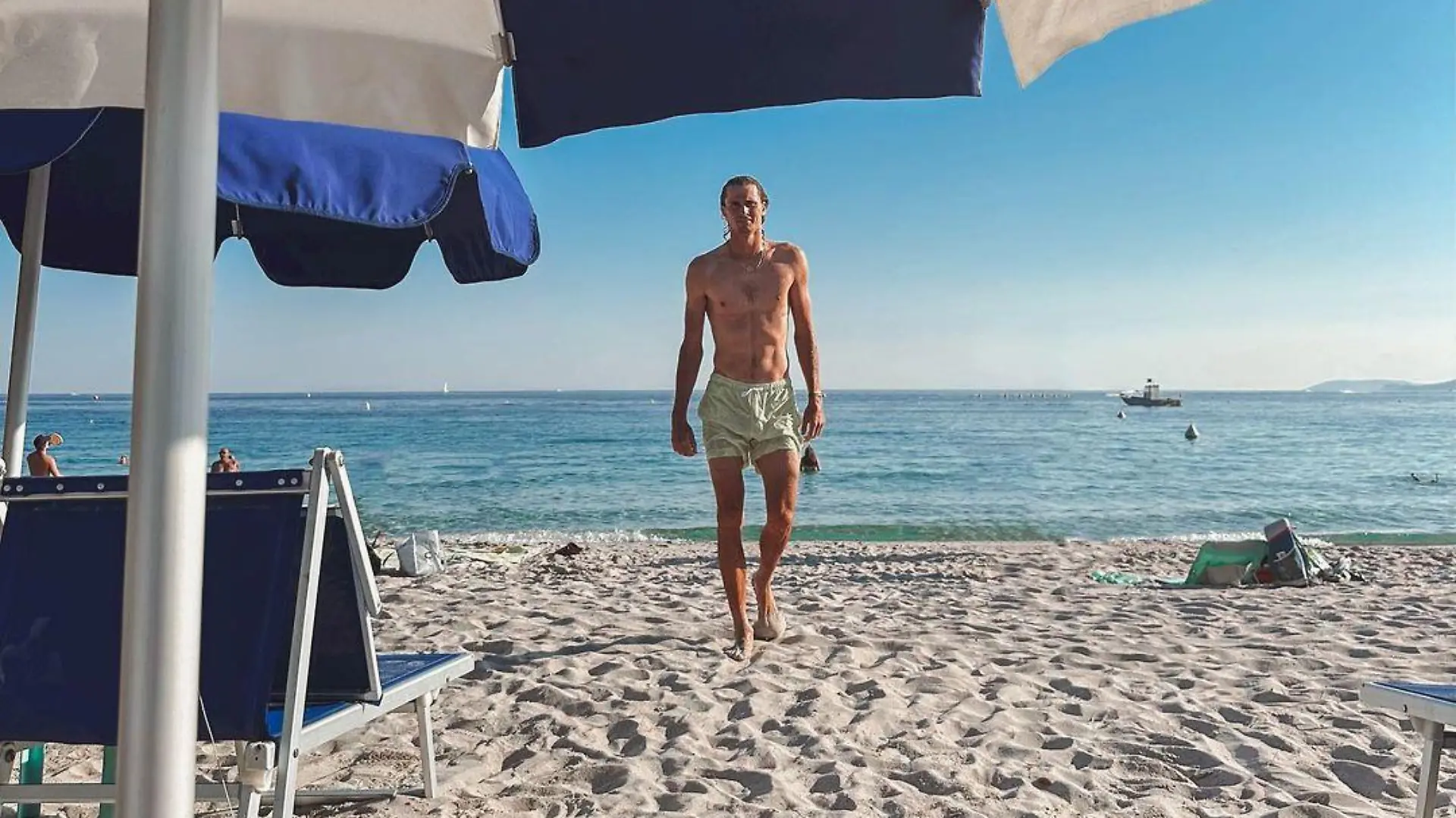 Alexander Zverev zeigt am Strand seinen durchtrainierten Körper.