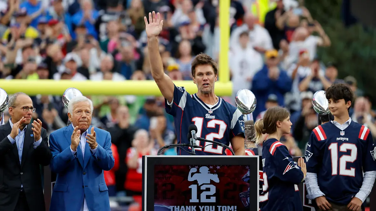 Sport Bilder des Tages FOXBOROUGH, MA - SEPTEMBER 10: Tom Brady salutes the fans during a game between the New England Patriots and the Philadelphia Eagles on September 10, 2023, at Gillette Stadium in Foxborough, Massachusetts. Photo by Fred Kfoury III/Icon Sportswire NFL, American Football Herren, USA SEP 10 Eagles at Patriots EDITORIAL USE ONLY Icon482230910005