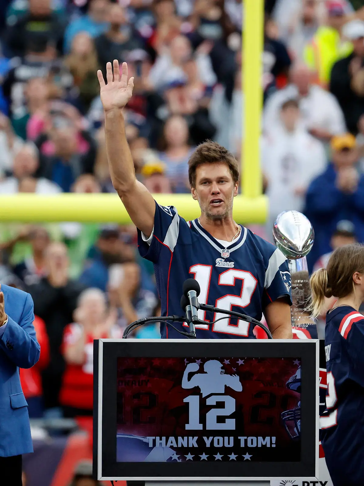 Sport Bilder des Tages FOXBOROUGH, MA - SEPTEMBER 10: Tom Brady salutes the fans during a game between the New England Patriots and the Philadelphia Eagles on September 10, 2023, at Gillette Stadium in Foxborough, Massachusetts. Photo by Fred Kfoury III/Icon Sportswire NFL, American Football Herren, USA SEP 10 Eagles at Patriots EDITORIAL USE ONLY Icon482230910005