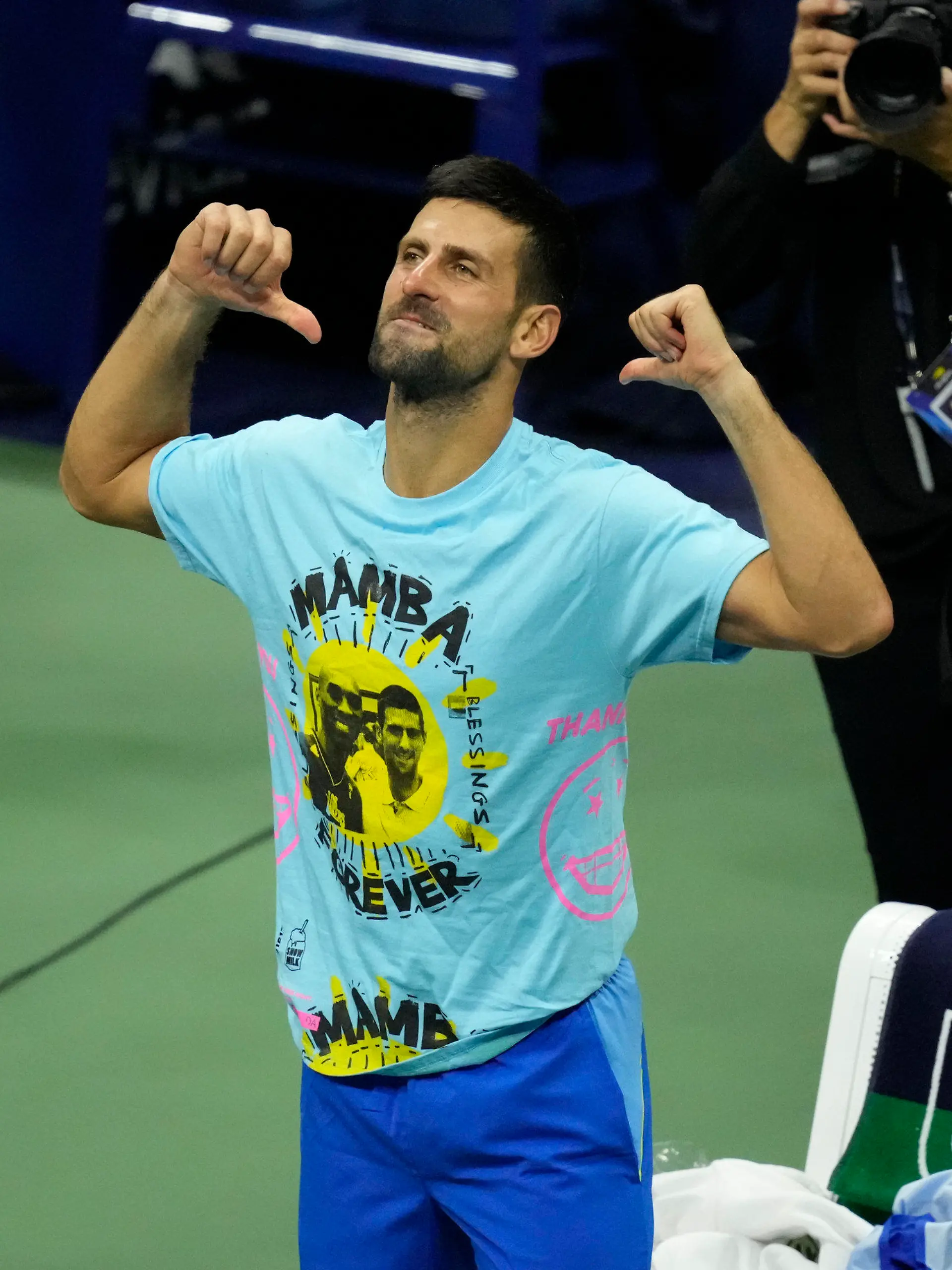 10.09.2023, USA, New York: Tennis: Grand Slam; ATP-Tour - US Open, Einzel, Herren, Finale, Djokovic (Serbien) - Medwedew (Russland): Novak Djokovic trägt ein T-Shit mit der Aufschrift Mamba forever nach seinem Sieg. Djokovic erinnerte in seiner Siegessrede an Bryant, der 2020 bei einem Hubschrauberunfall ums Leben gekommen war. Bryants Spitzname war "Black Mamba". Foto: Mary Altaffer/AP/dpa +++ dpa-Bildfunk +++