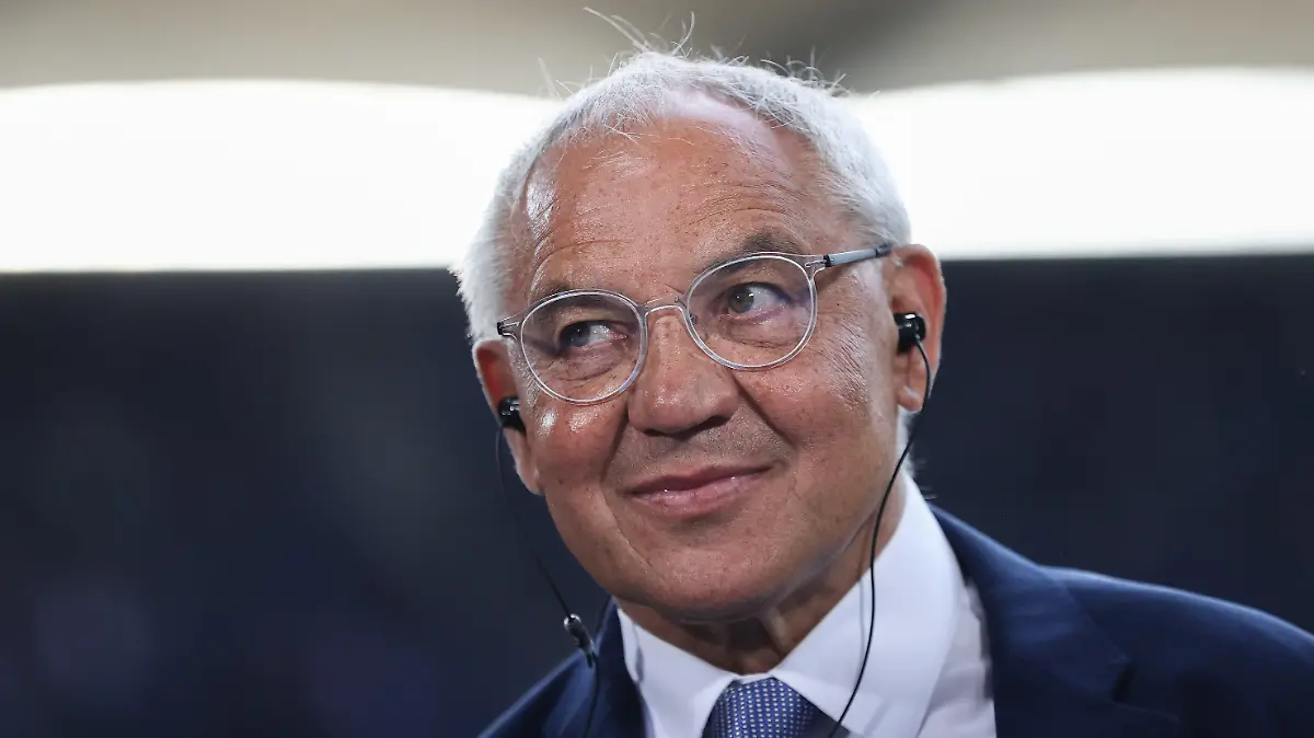 ARCHIV - 23.05.2022, Hamburg: Fußball: Bundesliga - Relegation, Hamburger SV - Hertha BSC, Relegation, Rückspiele, Volksparkstadion. Herthas Cheftrainer Felix Magath gibt vor Beginn der Partie ein Interview. Der 70-Jährige traut sich den Job als Bundestrainer zu. (zu dpa: «Magath bereit für Bundestrainer-Job: Bin «in der Lage» dazu») Foto: Christian Charisius/dpa +++ dpa-Bildfunk +++