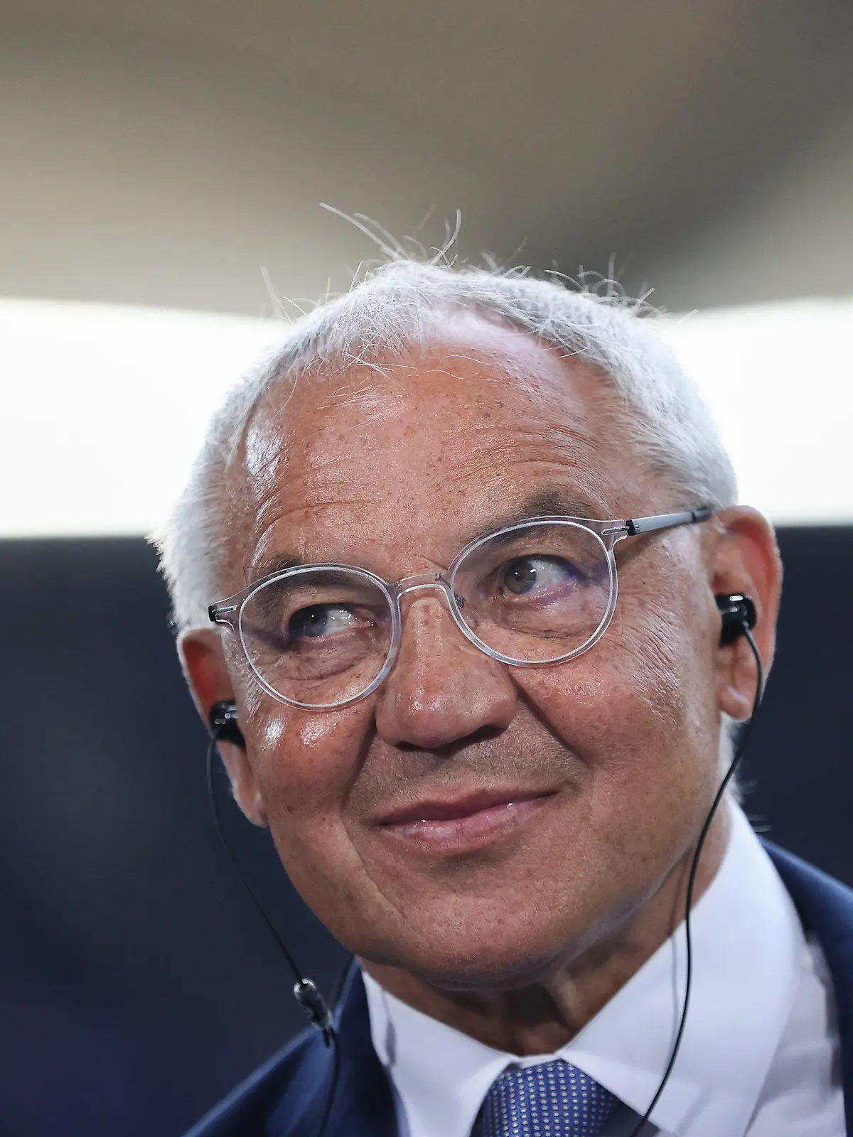 ARCHIV - 23.05.2022, Hamburg: Fußball: Bundesliga - Relegation, Hamburger SV - Hertha BSC, Relegation, Rückspiele, Volksparkstadion. Herthas Cheftrainer Felix Magath gibt vor Beginn der Partie ein Interview. Der 70-Jährige traut sich den Job als Bundestrainer zu. (zu dpa: «Magath bereit für Bundestrainer-Job: Bin «in der Lage» dazu») Foto: Christian Charisius/dpa +++ dpa-Bildfunk +++