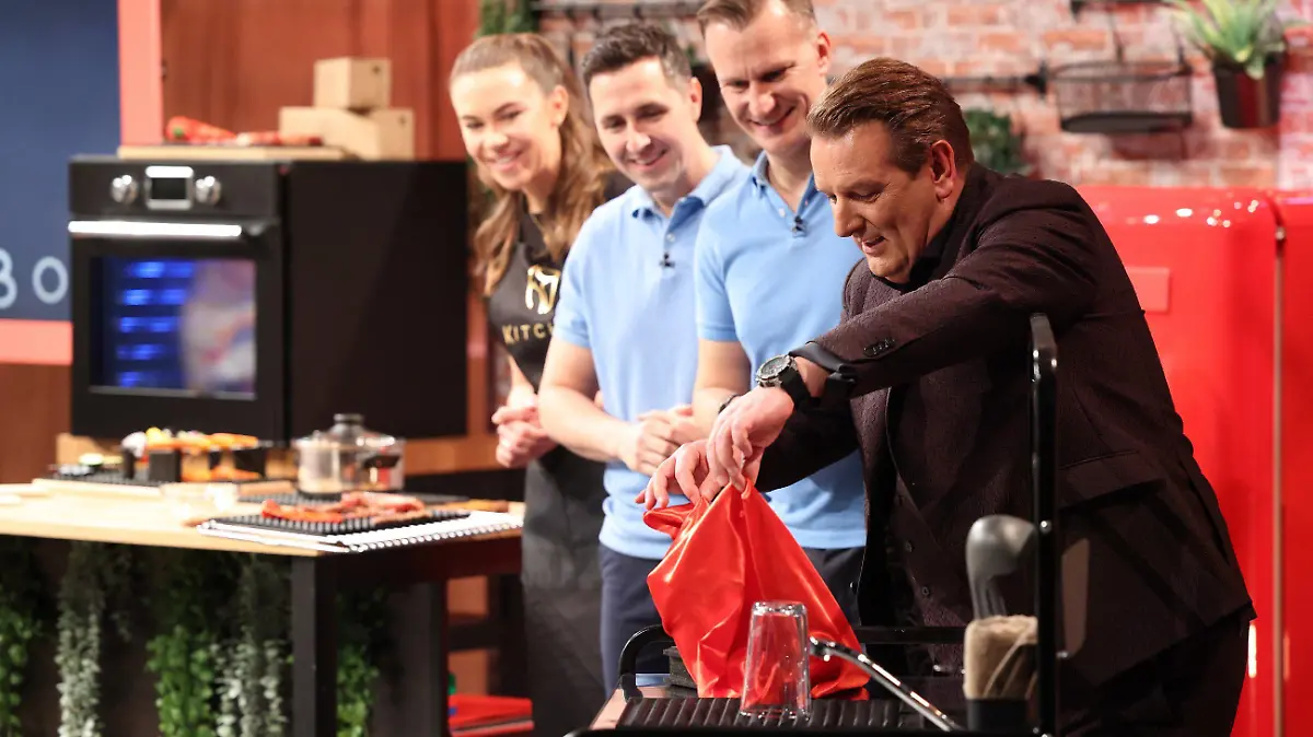 Investor Ralf Dümmel nimmt die modulare Backmatte KitchBo genau unter die Lupe.
Die Verwendung des sendungsbezogenen Materials ist nur mit dem Hinweis und Verlinkung auf RTL+ gestattet.