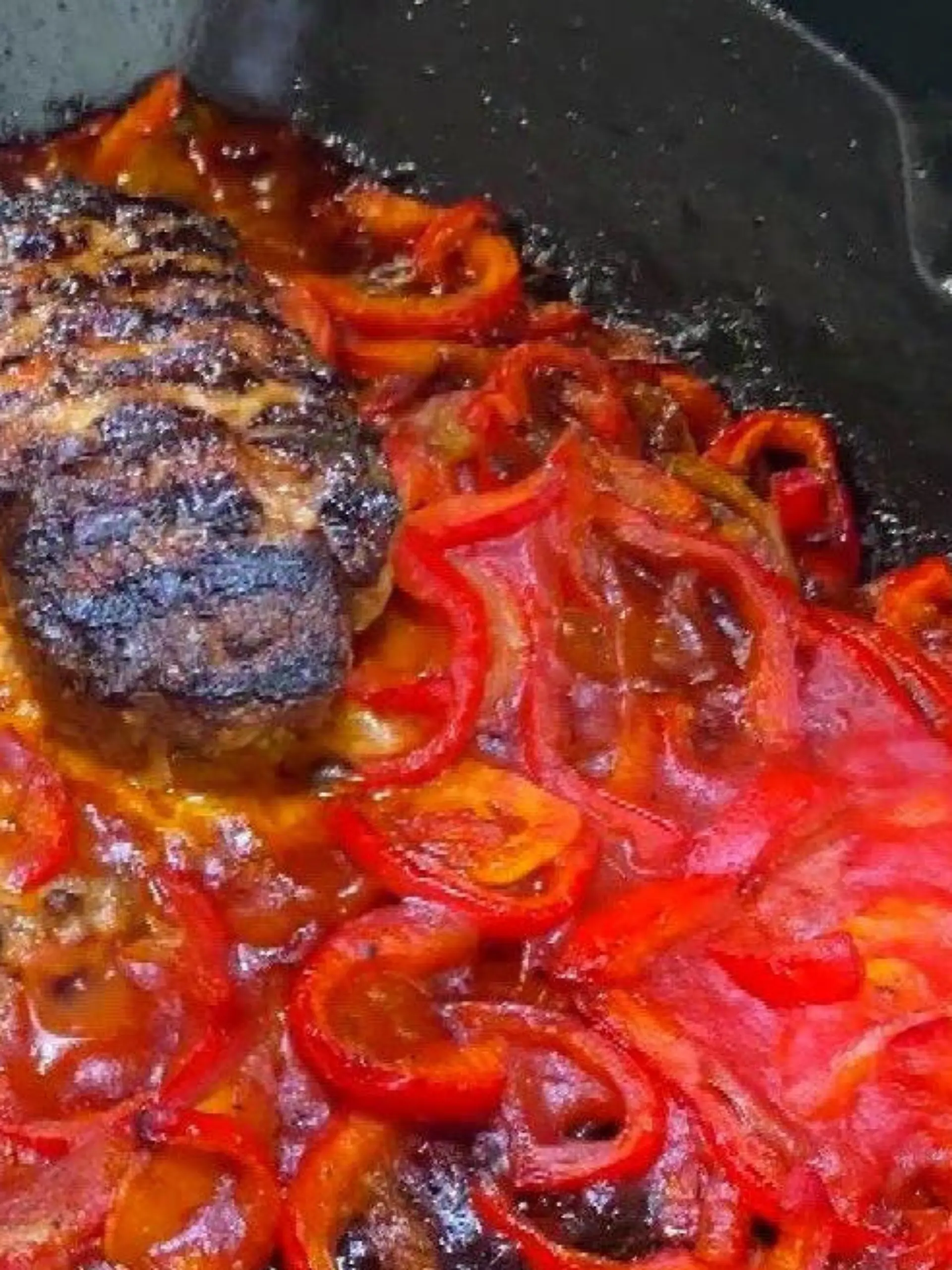 Diese leckeren Hacksteaks mit Feta katapultieren Sie direkt nach Griechenland - zumindest kulinarisch!