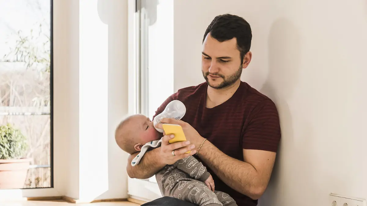 Father bottle feeding his baby son model released Symbolfoto property released PUBLICATIONxINxGERxSUIxAUTxHUNxONLY UUF09888

Father Bottle Feeding His Baby Sun Model released Symbolic image Property released PUBLICATIONxINxGERxSUIxAUTxHUNxONLY UUF09888  