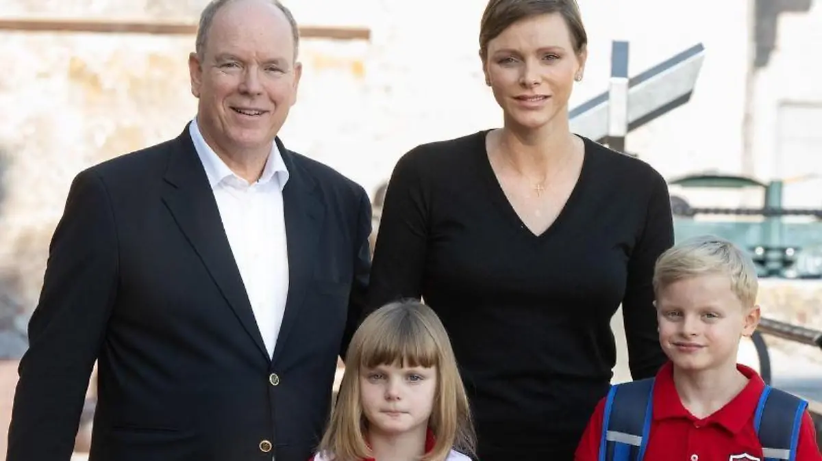 Fürst Albert und Charlène posieren zum Schulstart ihrer Kids Gabriella und Jacques.