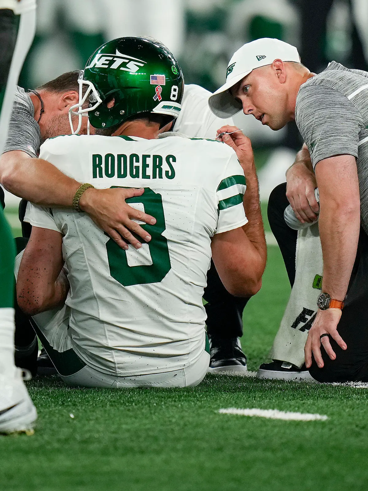 11.09.2023, USA, East Rutherford: American Football: Profiliga NFL, New York Jets - Buffalo Bills; Hauptrunde, Hauptrunde-Partien, 1. Spieltag: New York Jets-Quarterback Aaron Rodgers (8) wird auf dem Spielfeld betreut. Foto: Seth Wenig/AP/dpa +++ dpa-Bildfunk +++