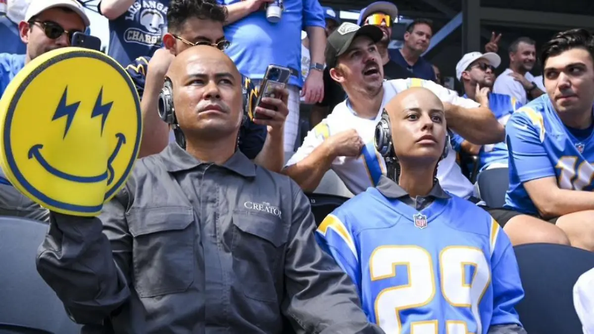 Gruselig! Plötzlich sitzen Roboter im SoFi Stadium der Los Angeles Chargers!