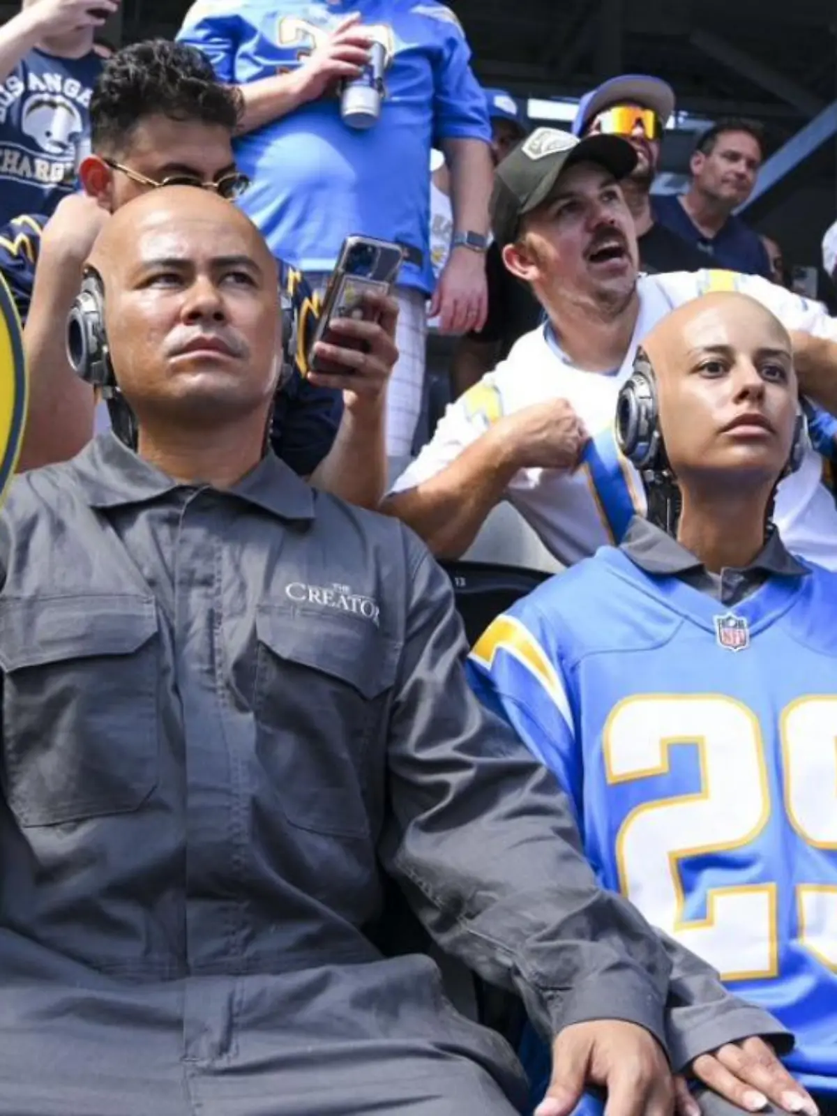 Gruselig! Plötzlich sitzen Roboter im SoFi Stadium der Los Angeles Chargers!