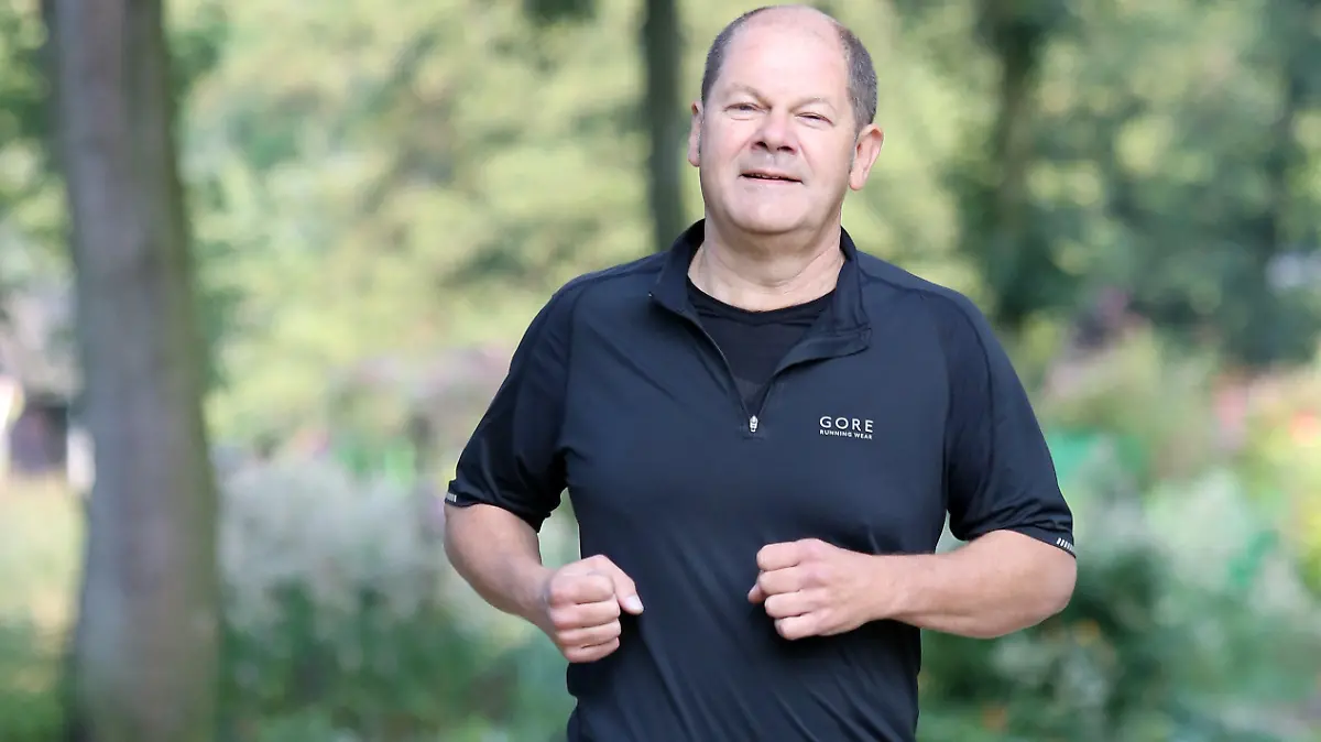 ARCHIV - 30.08.2013, Hamburg: Hamburgs damaliger Erster Bürgermeister Olaf Scholz (SPD) läuft am Morgen über das Gelände der Internationalen Gartenschau. Nach einer Sportverletzung hat Bundeskanzler Olaf Scholz einen geplanten Termin in Hessen abgesagt. Er sei beim Joggen gestürzt und habe sich Prellungen im Gesicht zugezogen, teilte eine Sprecherin der Bundesregierung am Samstag (02.09.2023) auf Anfrage mit. (Zu dpa "Scholz verletzt sich beim Joggen - Wahlkampftermin in Hessen abgesagt") Foto: Bodo Marks/dpa +++ dpa-Bildfunk +++