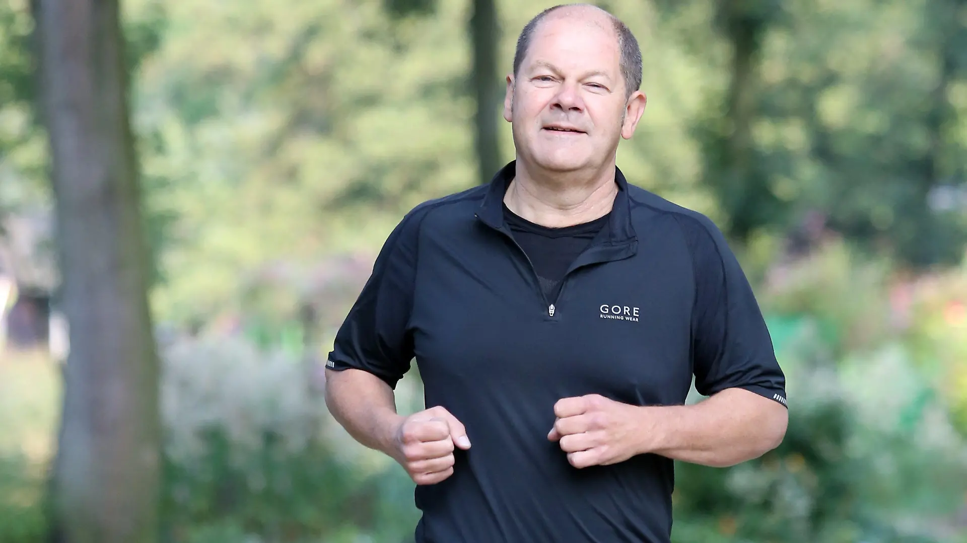 ARCHIV - 30.08.2013, Hamburg: Hamburgs damaliger Erster Bürgermeister Olaf Scholz (SPD) läuft am Morgen über das Gelände der Internationalen Gartenschau. Nach einer Sportverletzung hat Bundeskanzler Olaf Scholz einen geplanten Termin in Hessen abgesagt. Er sei beim Joggen gestürzt und habe sich Prellungen im Gesicht zugezogen, teilte eine Sprecherin der Bundesregierung am Samstag (02.09.2023) auf Anfrage mit. (Zu dpa "Scholz verletzt sich beim Joggen - Wahlkampftermin in Hessen abgesagt") Foto: Bodo Marks/dpa +++ dpa-Bildfunk +++