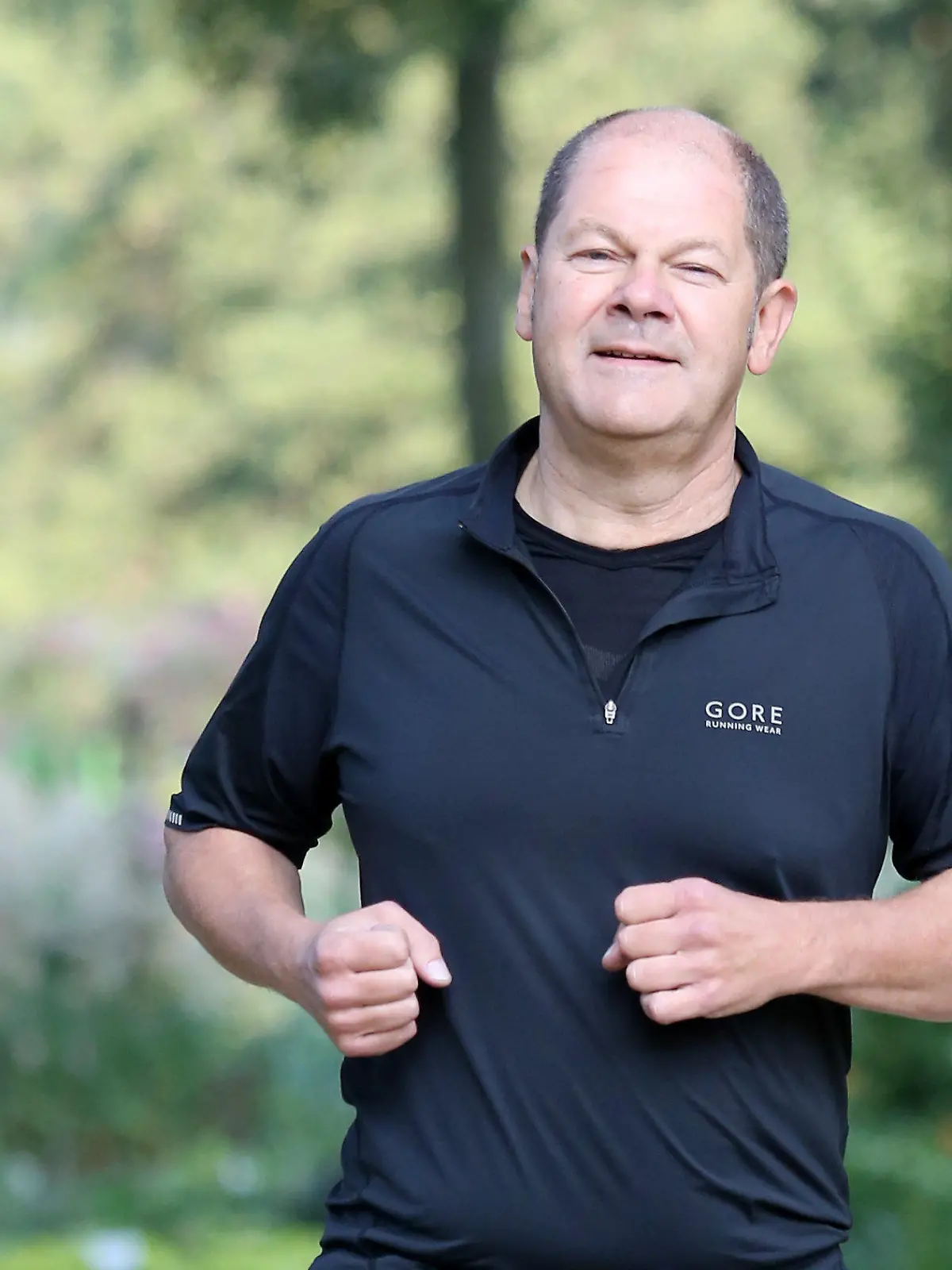 ARCHIV - 30.08.2013, Hamburg: Hamburgs damaliger Erster Bürgermeister Olaf Scholz (SPD) läuft am Morgen über das Gelände der Internationalen Gartenschau. Nach einer Sportverletzung hat Bundeskanzler Olaf Scholz einen geplanten Termin in Hessen abgesagt. Er sei beim Joggen gestürzt und habe sich Prellungen im Gesicht zugezogen, teilte eine Sprecherin der Bundesregierung am Samstag (02.09.2023) auf Anfrage mit. (Zu dpa "Scholz verletzt sich beim Joggen - Wahlkampftermin in Hessen abgesagt") Foto: Bodo Marks/dpa +++ dpa-Bildfunk +++