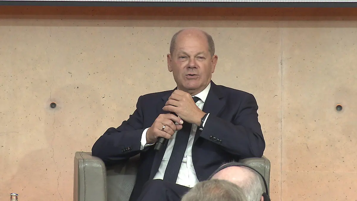 Olaf Scholz wieder ohne Augenklappe.