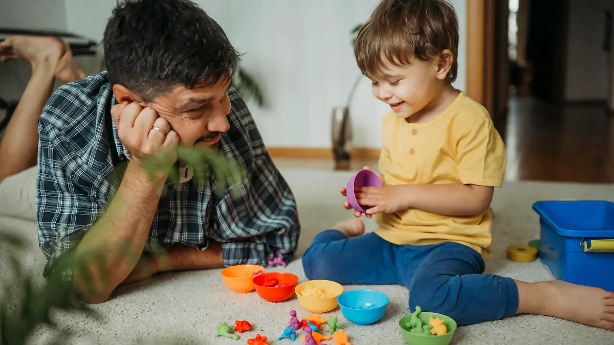 Smiling father and son playing with plastic toys at home model released, Symbolfoto property released, ANAF01813