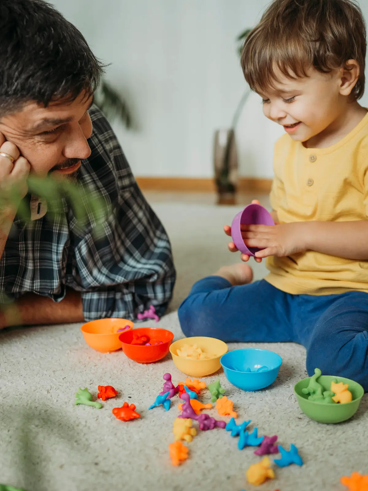 Smiling father and son playing with plastic toys at home model released, Symbolfoto property released, ANAF01813