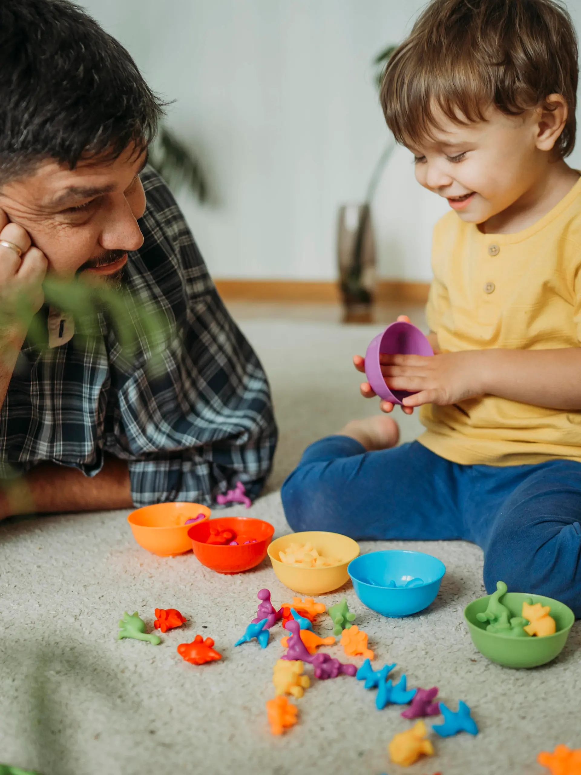 Smiling father and son playing with plastic toys at home model released, Symbolfoto property released, ANAF01813