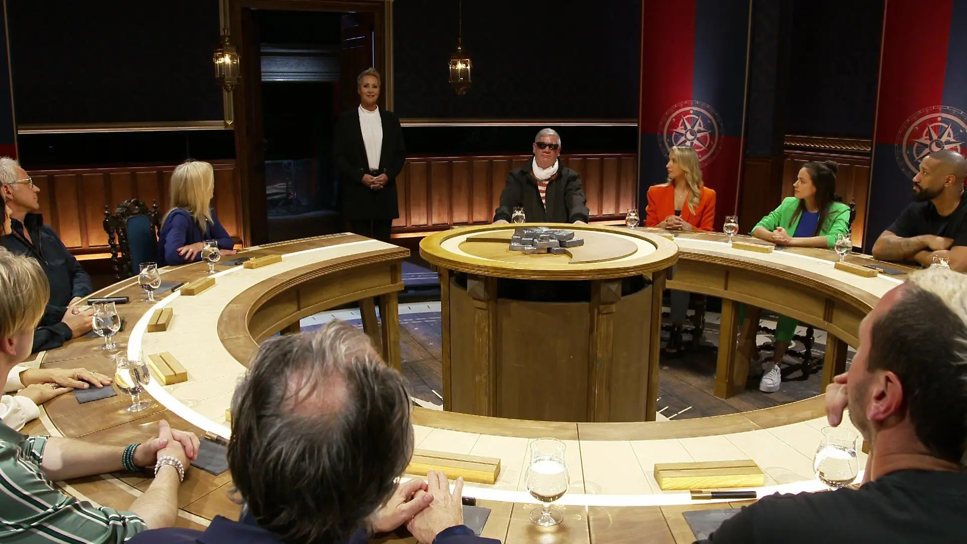Sonja Zietlow und die sechszehn Promis am runden Tisch bei „Die Verräter“.