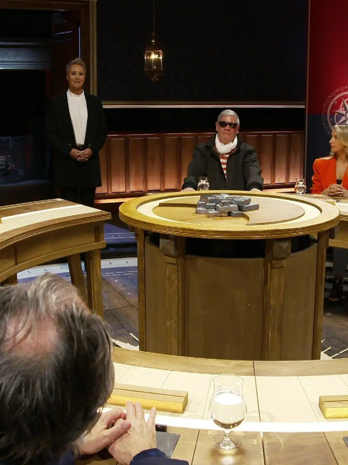 Sonja Zietlow und die sechszehn Promis am runden Tisch bei „Die Verräter“.