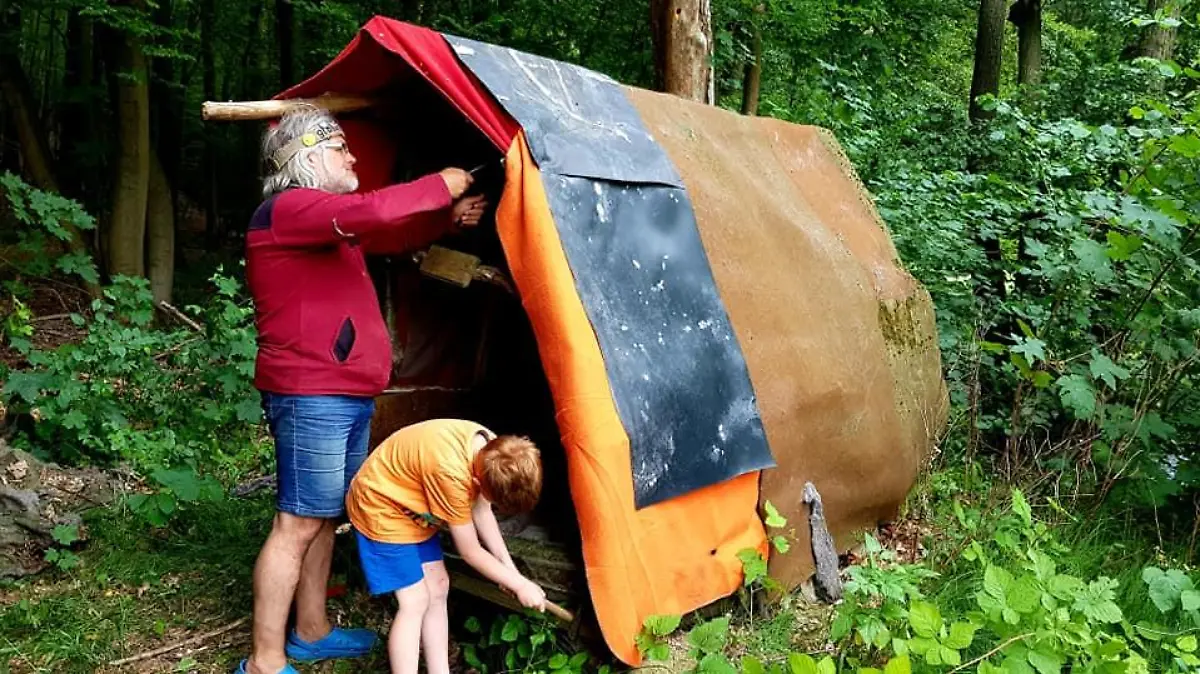 "Öff Öff" baut zusammen mit Sohn Aljoscha eine kleine Jurte. (Bild: 2019)