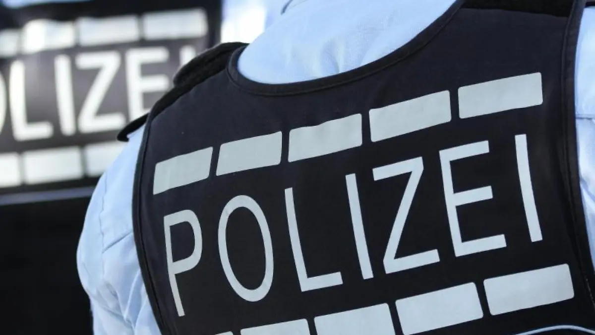 Westen tragen die Aufschrift «Polizei»
