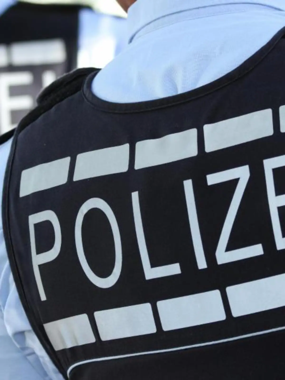 Westen tragen die Aufschrift «Polizei»