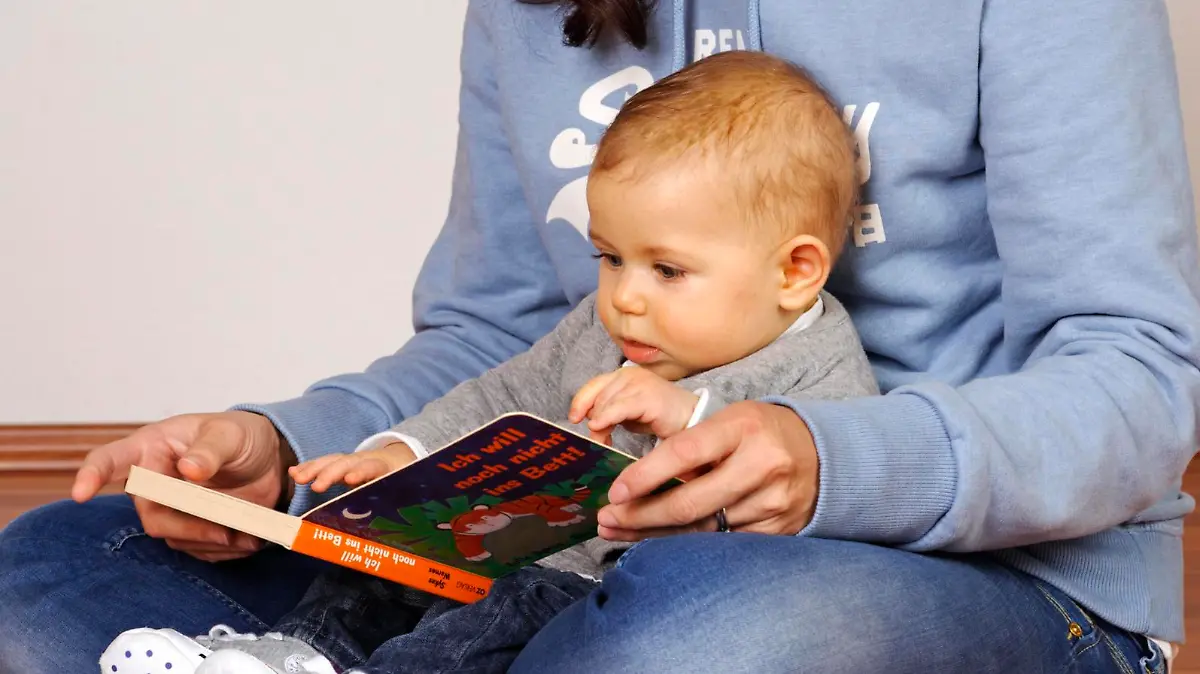 Mutter liest ihrer kleinen Tochter vor || Modellfreigabe vorhanden